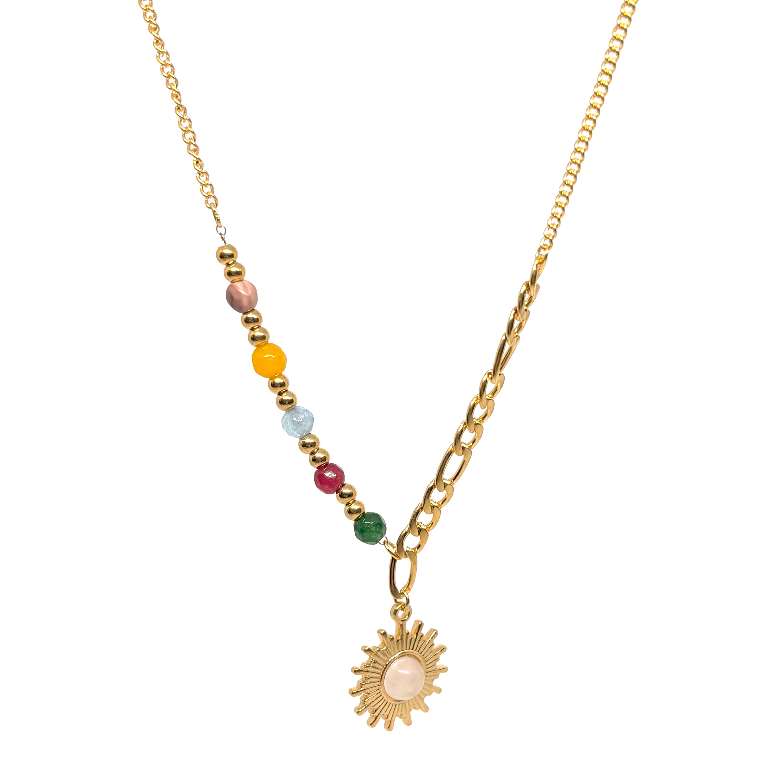 collier femme en acier inoxydable doré avec pendentif soleil à rayons texturés et chaîne asymétrique mêlant maillons plats et perles multicolores, bijou bohème et lumineux à offrir